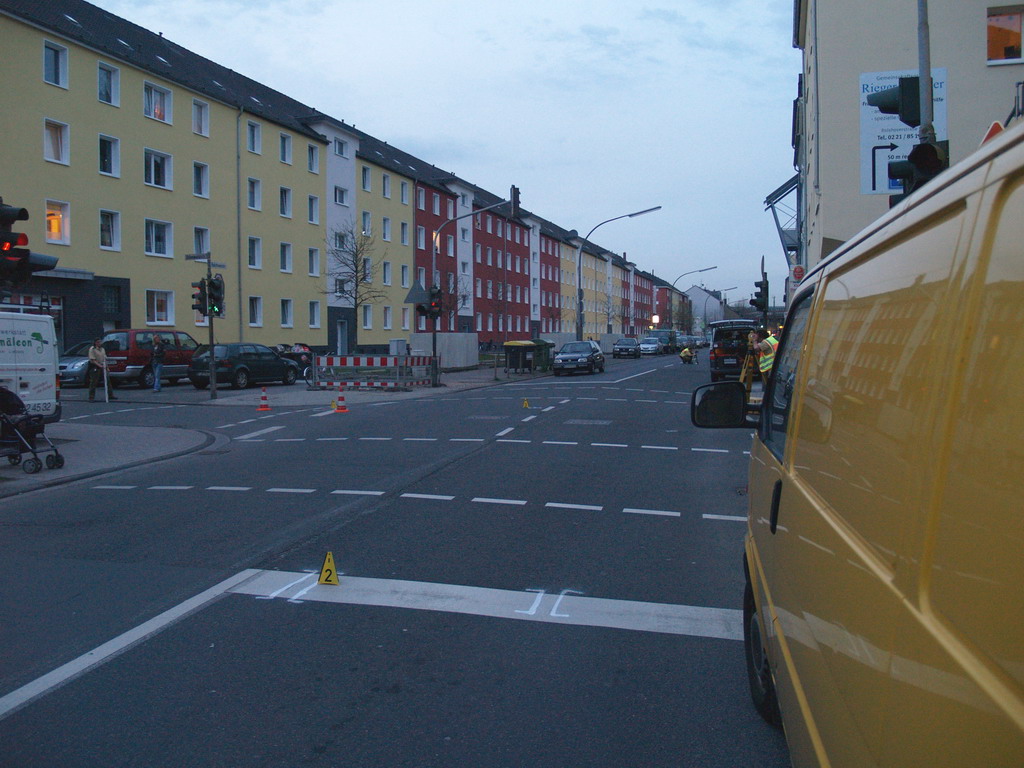 VU Fussgaenger angefahren schwer verletzt Koeln Gremberg Rolshoverstr P13.JPG